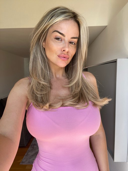 New hair, new me 😜 https://t.co/p6eNm9HlnA<a href="/tag/yournot19foreverpullyourselftogether"class="tags"><span>#yournot19foreverpullyourselftogether</span></a>