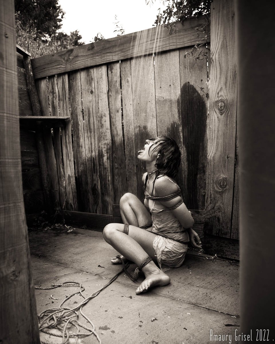 amauryG's tweet photo. il a fait tres chaud en juillet 2022
@franckievega attachée sous la douche 
#shibari #kinbaku #shower #water #bwphotography #Outdoorplay https://t.co/RAwpoK18It