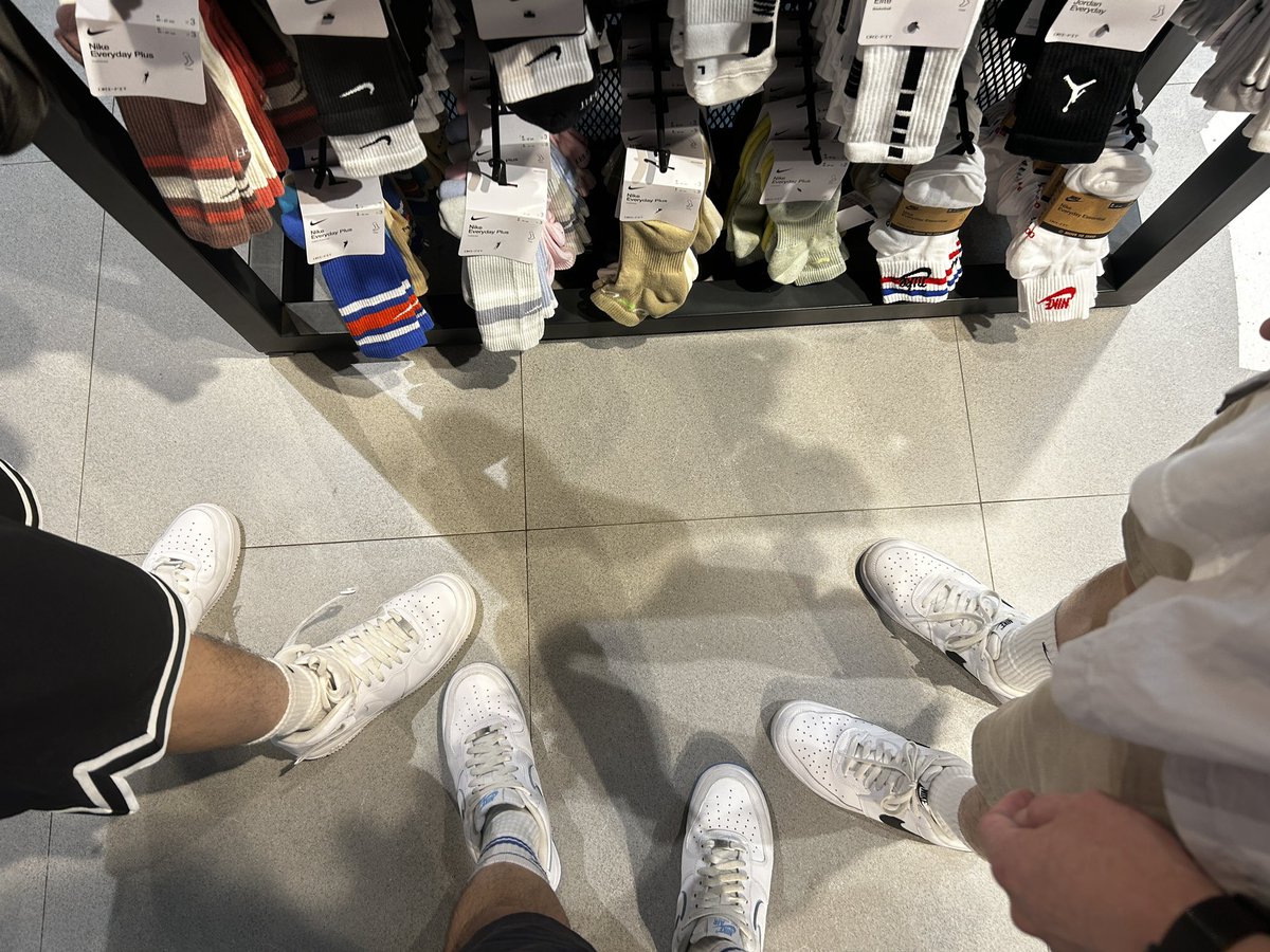 hayuki_ko's tweet photo. @NikeSocks_Shoes @ytDsbx206D0Cnub 

兩位帥哥帶我看鞋襪
要看人看鞋還是看襪子😖😖😖
#台灣盛產帥哥
#愛你們 https://t.co/QgOY36cvd0