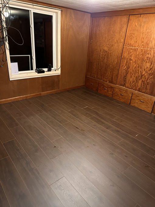 Well that&rsquo;s done. No more gross cafeteria vinyl. https://t.co/VRNC3XhYwh