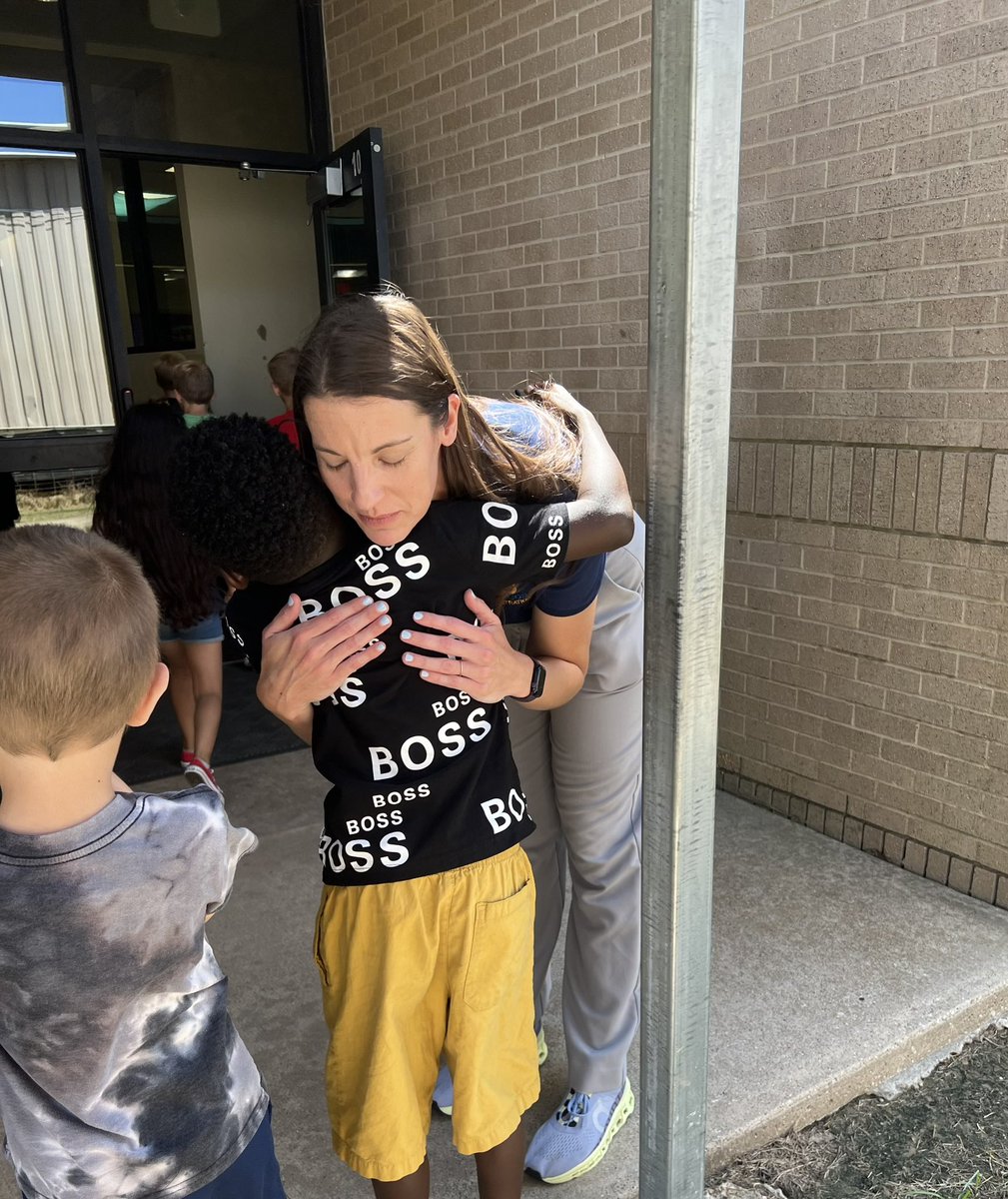 Thumbs up, smiles, and hugs makes a happy heart!❤️🙌🏼🥰 These @KleinISD kids naturally spread joy to me and their principal today with their sweet manners.