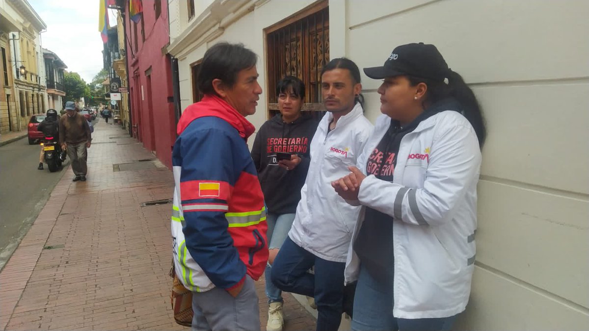 personeriabta's tweet photo. #AEstaHora: 

Nuestros guardianes del #GAEPVD se mantienen en escucha activa y diálogo empático con los campesinos de "Asocordillera" en la sede del @Minvivienda donde se desarrollará una mesa de trabajo con el gobierno nacional. 

#GuardianesDeTusDerechos https://t.co/Z69LxV42e8