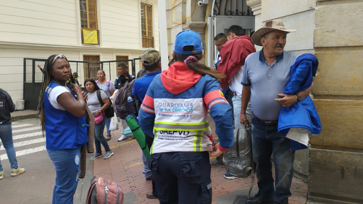 personeriabta's tweet photo. #AEstaHora: 

Nuestros guardianes del #GAEPVD se mantienen en escucha activa y diálogo empático con los campesinos de "Asocordillera" en la sede del @Minvivienda donde se desarrollará una mesa de trabajo con el gobierno nacional. 

#GuardianesDeTusDerechos https://t.co/Z69LxV42e8