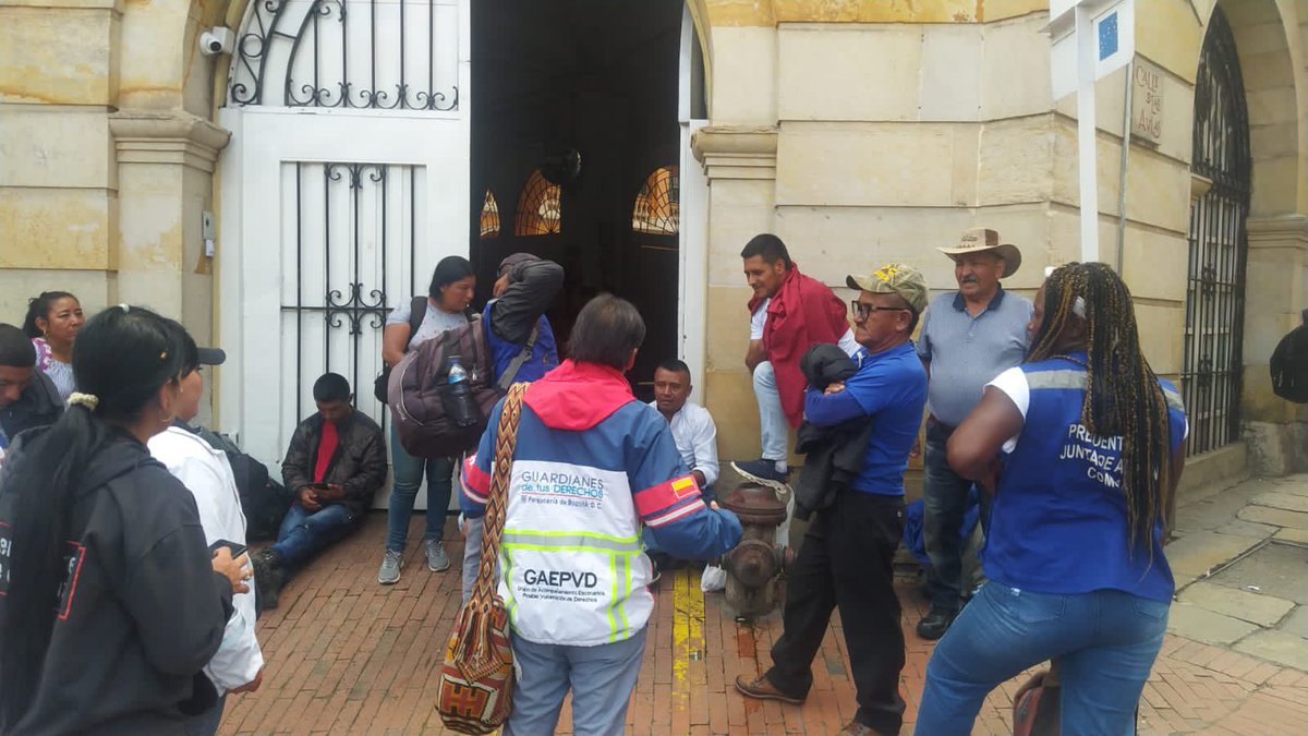 personeriabta's tweet photo. #AEstaHora: 

Nuestros guardianes del #GAEPVD se mantienen en escucha activa y diálogo empático con los campesinos de "Asocordillera" en la sede del @Minvivienda donde se desarrollará una mesa de trabajo con el gobierno nacional. 

#GuardianesDeTusDerechos https://t.co/Z69LxV42e8
