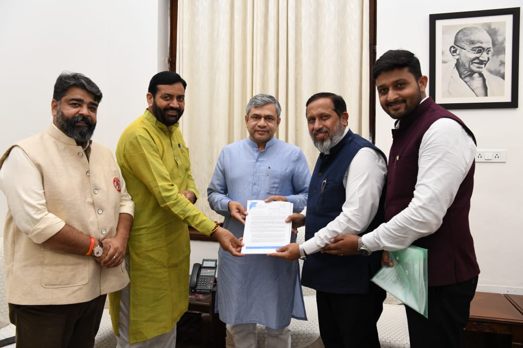 NayabSainiBJP's tweet photo. आज संसद सत्र के दौरान संत निरंकारी मिशन के सेक्रेट्री श्री  जोगिंदर सुखीजा जी कुछ मांगो को लेकर आए । उनकी मांगों के विषय के बारे में माननीय मंत्री जी से सार्थक चर्चा हुई ।
@santnirankari https://t.co/mlkC7k2cGv