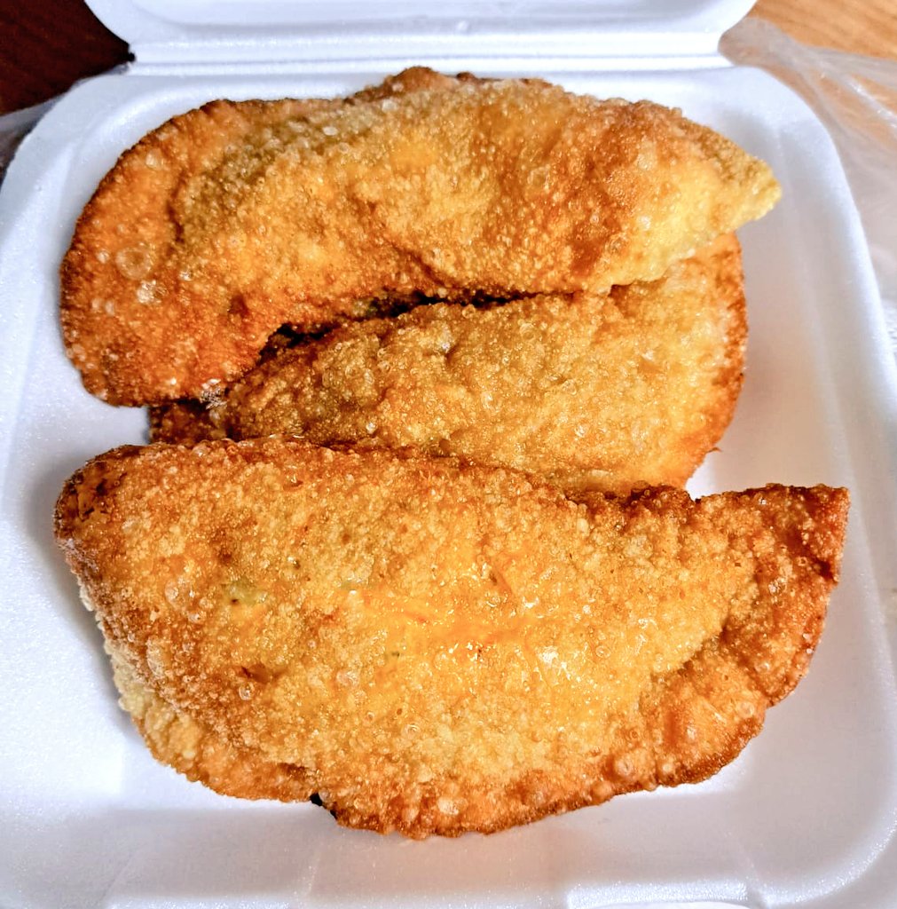ImpertinenteX's tweet photo. Uno tratando de comer saludable y se aparecen con esto en la oficina...😌
#Empanadas #MiDebilidad https://t.co/ImzM58jQWr