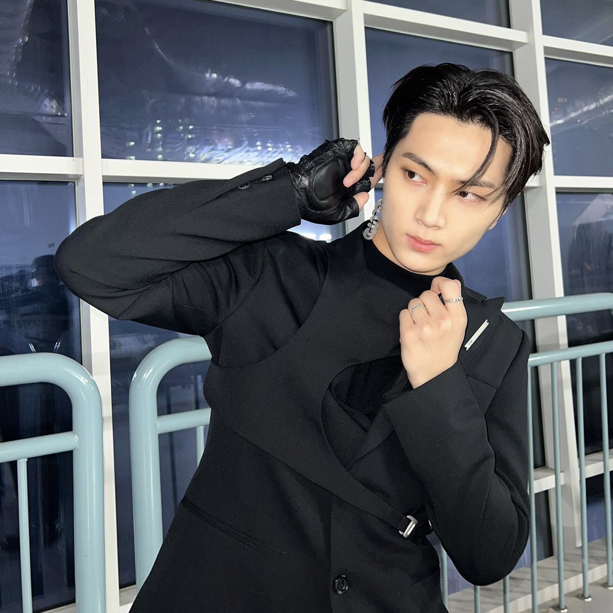 mainlyjay's tweet photo. black 🖤 hair                          silver 🩶 hair https://t.co/80nVY8pipQ
