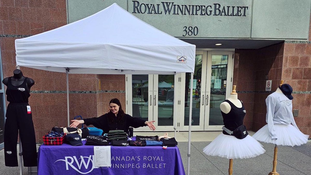 RWBallet's tweet photo. 💥 BLOWOUT SUMMER SALES 💥 
Catch us outside our studios downtown every Thursday for the rest of August for great deals on RWB merchandise! Our sales coincide with the downtown farmers markets to optimize your shopping experience. #FindItDowntown https://t.co/kiSfr0AsKb