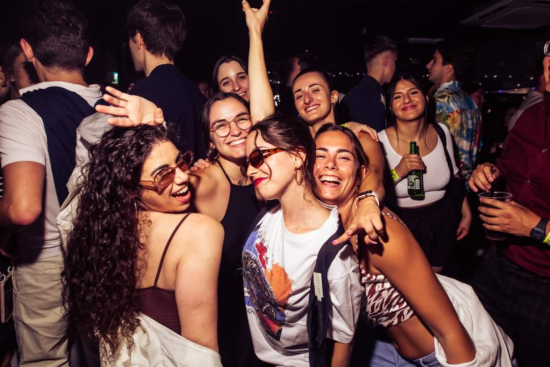 LuciaGiner_'s tweet photo. mis amigas💘💘💘💘💘💘 https://t.co/7t9nXZK2yc