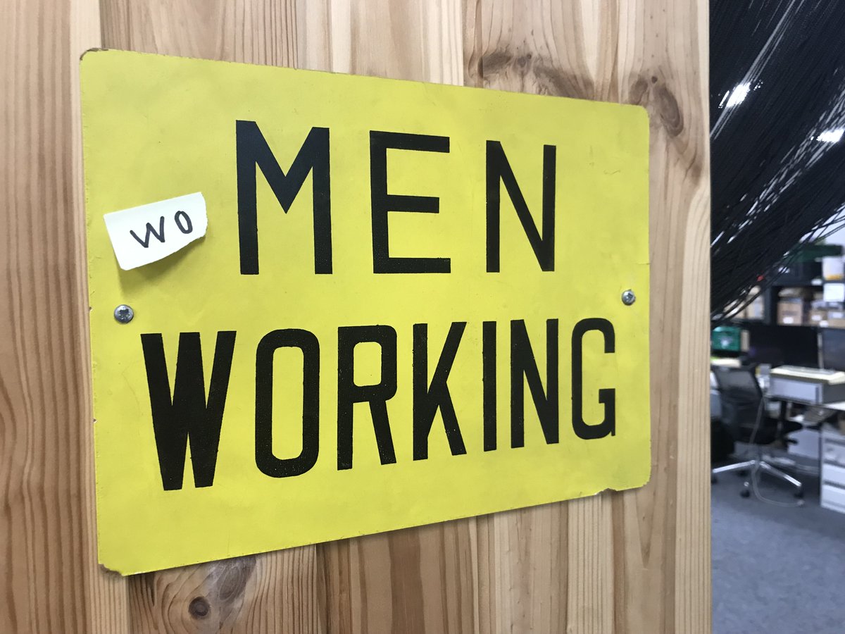 Tijden veranderen, dit bord werd eind 2018 gedoneerd aan het <a href="/homecompmuseum/">HomeComputerMuseum</a> Helmond, toen we vooral nog een mannenclubje waren, maar nu 2023 is dit niet meer actueel. Zeker niet volgens onze vrouwelijke techneuten (die bij techniek aanwezig zijn) tijd voor een update! #girlpower
