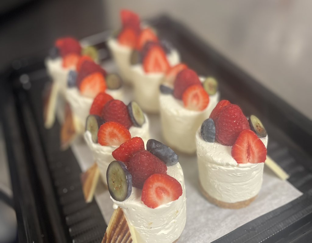 shepbrosbakery's tweet photo. Happy Birthday Helen!

We arrived early to prepare for arrival of the lunch guests, what a day!

The beach hut looked amazing. 

Helen created her own menu - a fan of seafood.

@StAnnesBeachHut  @LythamLifeStyle https://t.co/v8t0KQyNwu