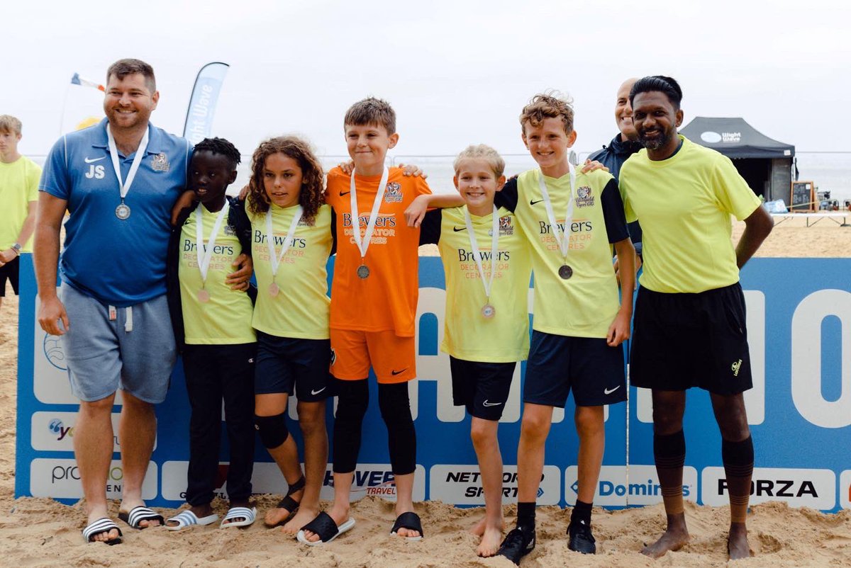 IOW_BeachSoccer's tweet photo. U11 Beach Soccer tournament medal winners ๐
Congratulations goes toโฆ๐
Shanklin - Winners ๐ฅ
Tichfield - Runners up ๐ฅ
Well done to all teams๐
#wightwave #beachsports #beachsoccerworldwide #isleofwight #beachsoccer @EngBeachSoccer @IOW_BeachSoccer @Wight_Wave https://t.co/rPQsTllkOO