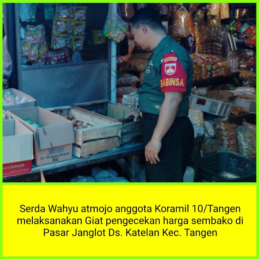 Serda Wahyu Atmojo anggota Koramil 10/Tangen melaksanakan Giat pengecekan harga sembako di Pasar Janglot Ds. Katelan Kec. Tangen.