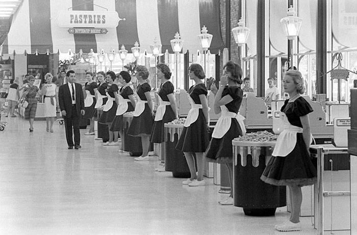 LaocoonofTroy's tweet photo. Cashiers at the Piggly Wiggly supermarket in Encino, California, 1962 https://t.co/70aHWMQfu0