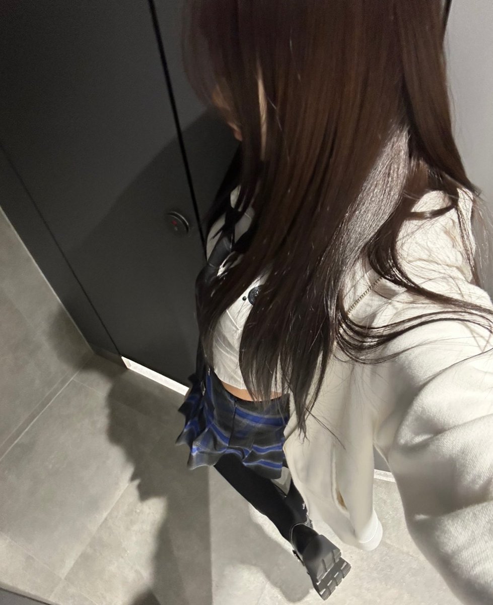 uchgaeri's tweet photo. NOT KARINA CLOWNING GISELLE ANGLE OF TAKING PICTURE 😭😭 https://t.co/Y7u2RAESrF