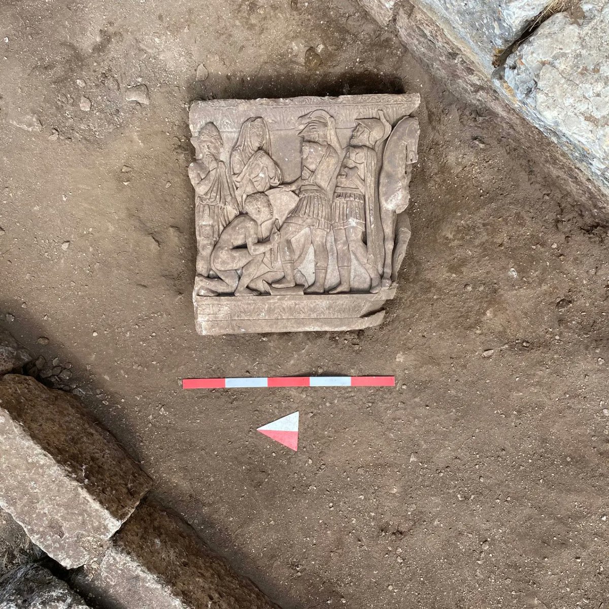 ArkheDergisi's tweet photo. 📌 Olba Antik Kenti'nde yeni keşif

Mersin'de bulunan Olba Antik Kenti'nde anıtsal çeşme yapısı Nymphaeum'da yürütülen çalışmalarda 160 cm boyunca giyimli kadın heykeli ve cephe düzenlemesi ile ilgili kabartmalı friz parçaları bulundu. 

#arkeoloji https://t.co/uIn5acY7Ot