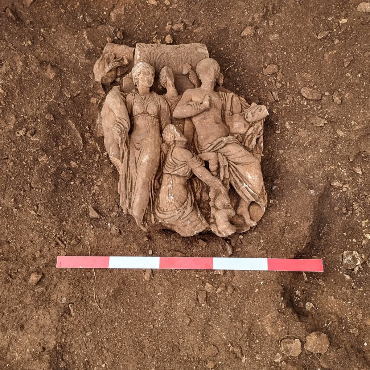 ArkheDergisi's tweet photo. 📌 Olba Antik Kenti'nde yeni keşif

Mersin'de bulunan Olba Antik Kenti'nde anıtsal çeşme yapısı Nymphaeum'da yürütülen çalışmalarda 160 cm boyunca giyimli kadın heykeli ve cephe düzenlemesi ile ilgili kabartmalı friz parçaları bulundu. 

#arkeoloji https://t.co/uIn5acY7Ot