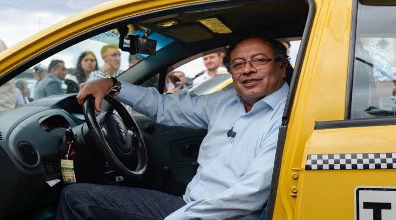 MiguelPoloP's tweet photo. En campaña decía luchar por sus derechos y su “dignidad”, ahora en el poder les subió la gasolina, les subió los peajes e ignora su paro. El guerrillero mitómano se burló en la cara de los taxistas del país. https://t.co/5rldBph3fh