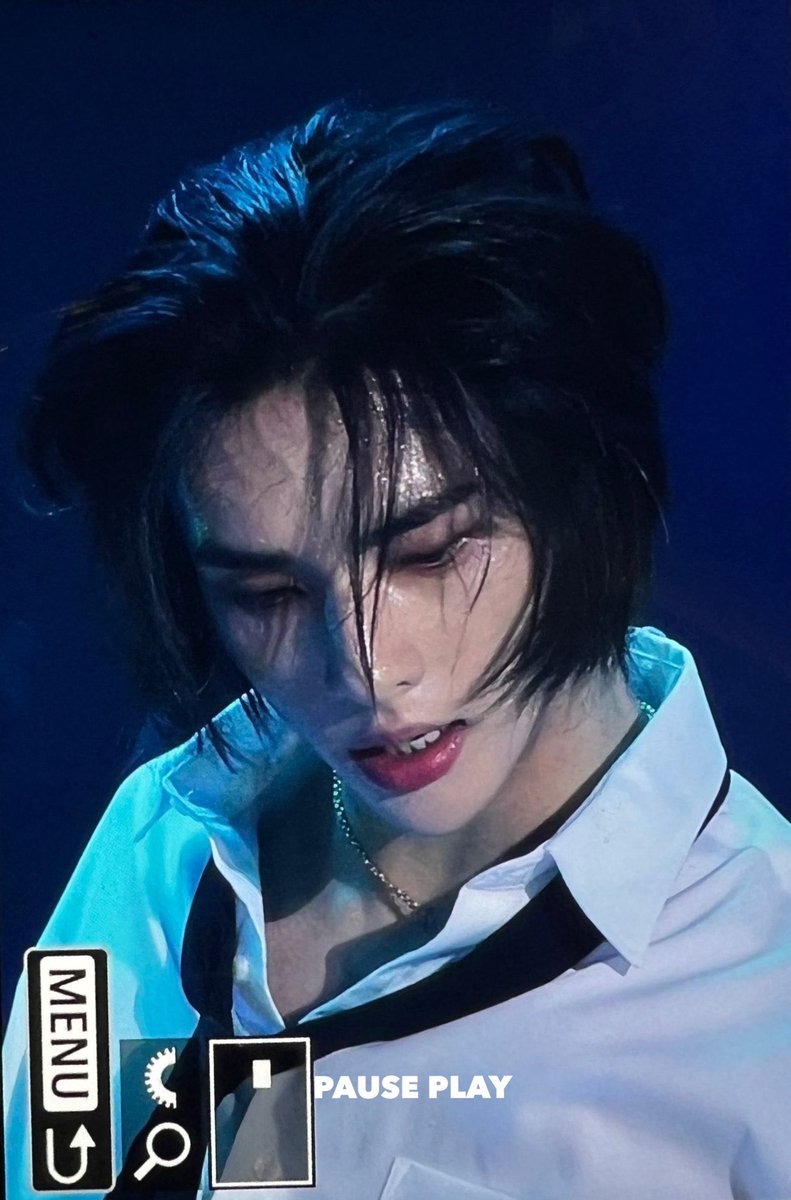 hyunjinie320's tweet photo. THE WAY HYUNJIN LOOKED BEFORE PERFORMING AND NEAR THE END OF THEIR PERFORMANCE IS INSANE https://t.co/eytbmWMA2F