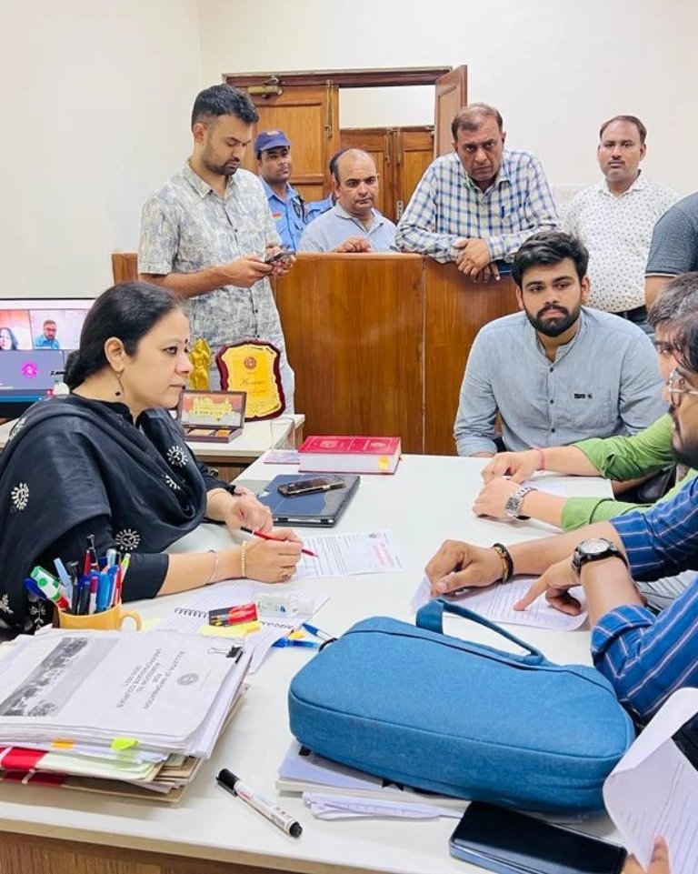 ABVPDelhi's tweet image. आज एबीवीपी दिल्ली विश्वविद्यालय इकाई के द्वारा एडमिशन को लेकर हो रही विभिन्न समस्याओं को ध्यान में रखते हुए डीन एडमिशन को सारी समस्याओं के त्वरित प्रभाव से निवारण के लिए ज्ञापन सौंपा गया एवं डीन एडमिशन द्वारा सभी समस्याओं को शीघ्र ही दूर करने का आश्वासन दिया गया है।