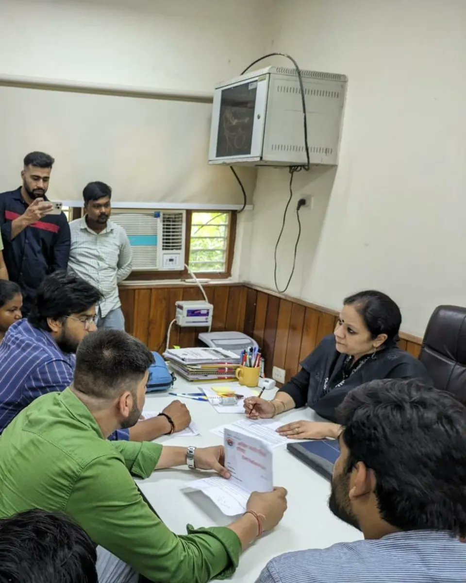 ABVPDelhi's tweet image. आज एबीवीपी दिल्ली विश्वविद्यालय इकाई के द्वारा एडमिशन को लेकर हो रही विभिन्न समस्याओं को ध्यान में रखते हुए डीन एडमिशन को सारी समस्याओं के त्वरित प्रभाव से निवारण के लिए ज्ञापन सौंपा गया एवं डीन एडमिशन द्वारा सभी समस्याओं को शीघ्र ही दूर करने का आश्वासन दिया गया है।