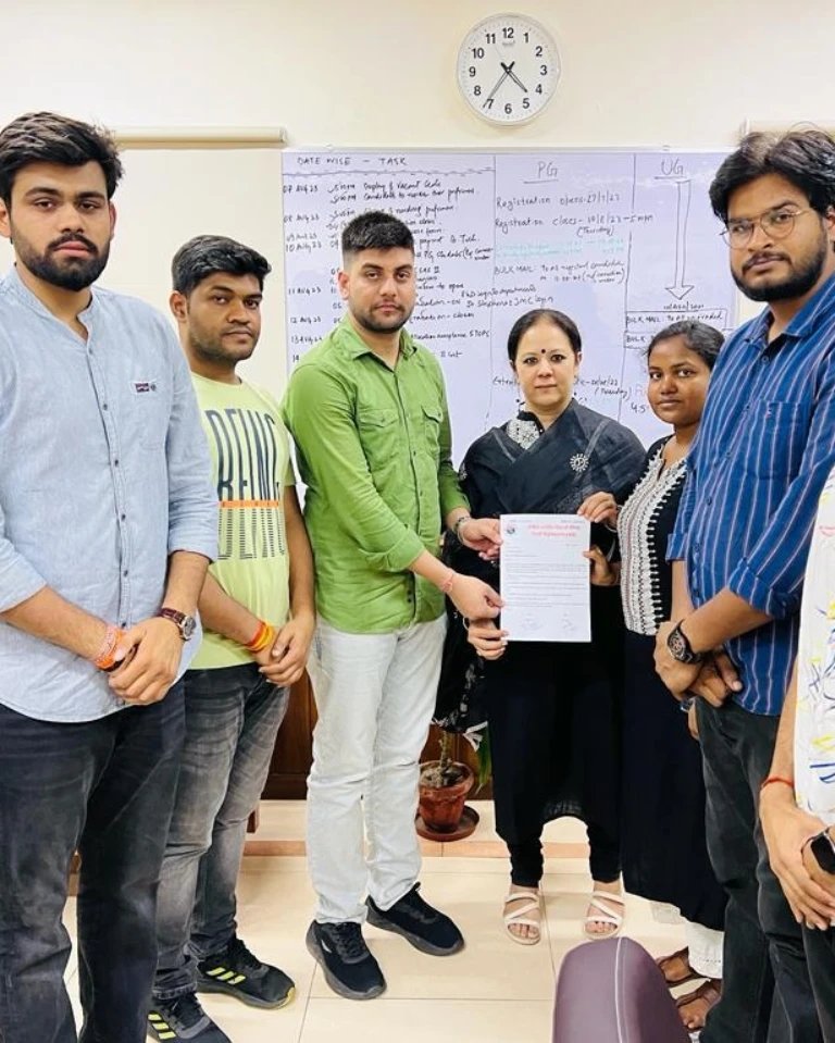 ABVPDelhi's tweet image. आज एबीवीपी दिल्ली विश्वविद्यालय इकाई के द्वारा एडमिशन को लेकर हो रही विभिन्न समस्याओं को ध्यान में रखते हुए डीन एडमिशन को सारी समस्याओं के त्वरित प्रभाव से निवारण के लिए ज्ञापन सौंपा गया एवं डीन एडमिशन द्वारा सभी समस्याओं को शीघ्र ही दूर करने का आश्वासन दिया गया है।