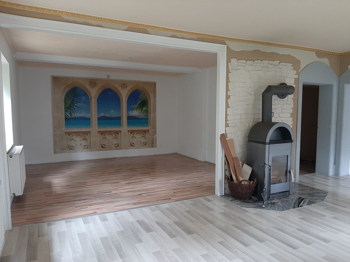 BOHOHV's tweet photo. Raus aufs Land? Wir haben ein großzügiges Einfamilienhaus bei Herrnhut und unweit vom Zinzendorf-Schloss zur Miete im Angebot. 250 m2 Wohnfläche für 1.150 EUR Kaltmiete:
 https://t.co/6Pc5HAgNTl https://t.co/A3lXM7WeqG