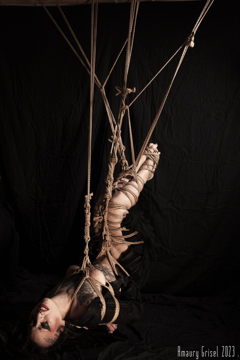 amauryG's tweet photo. Avec @nirvanoire 
#shibari #kinbaku #darkart #amaurygrisel https://t.co/Y47r8xwZ7t