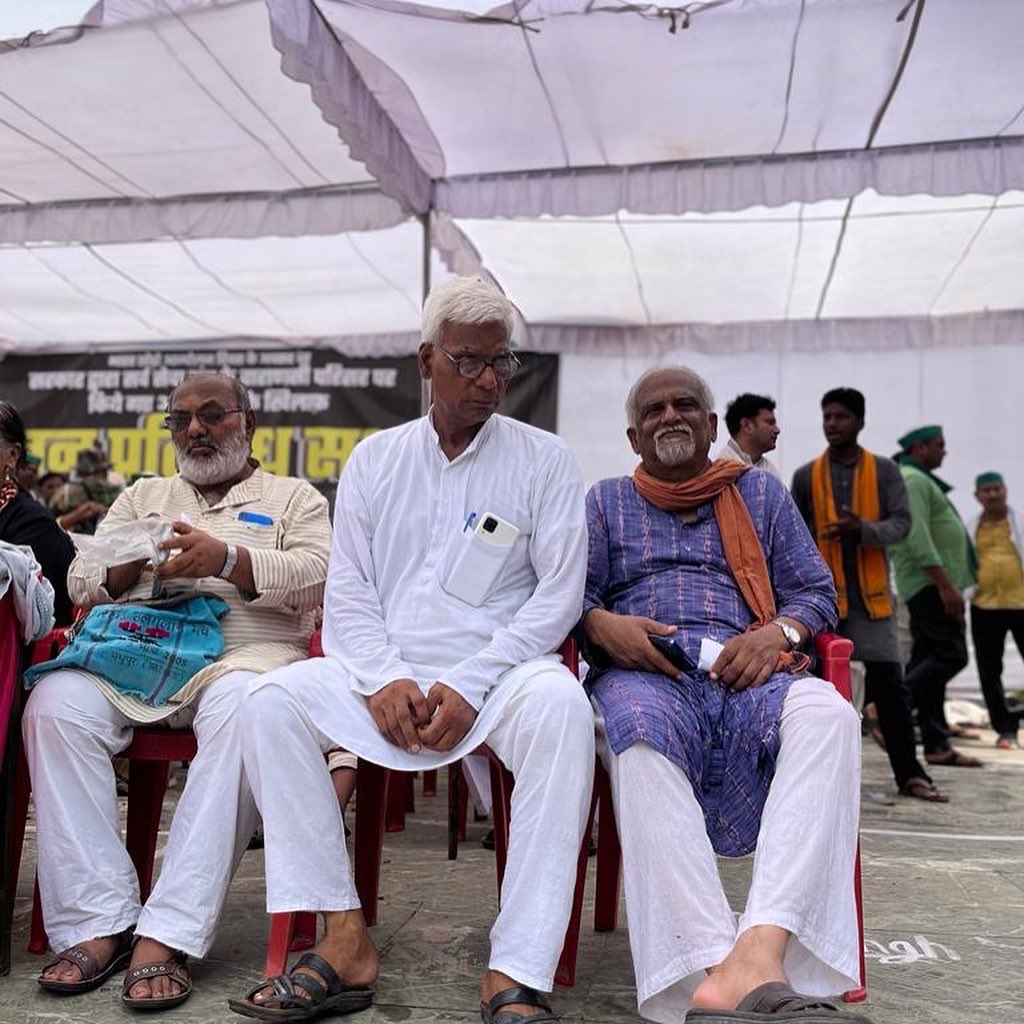 SarvSevaSangh's tweet photo. सर्व सेवा संघ पर सरकार द्वारा अवैध रूप से क़ब्ज़ा करने के विरोध में आज शास्त्री घाट, वाराणसी पर जन प्रतिरोध सभा का आयोजन किया गया, जिसमें देश प्रदेश के लोगों ने हिस्सा लिया। https://t.co/RXvR742Txa