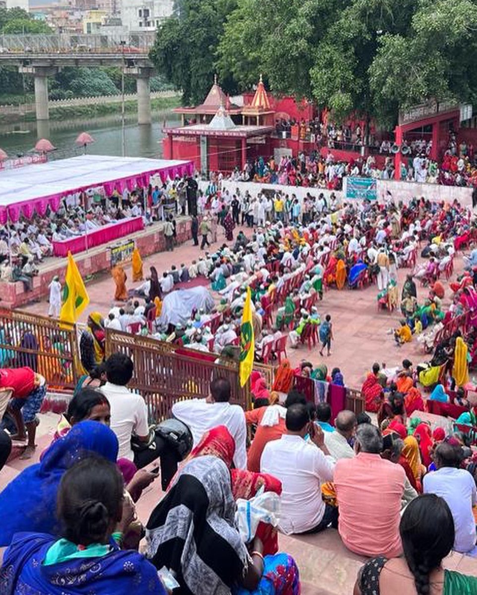 SarvSevaSangh's tweet photo. सर्व सेवा संघ पर सरकार द्वारा अवैध रूप से क़ब्ज़ा करने के विरोध में आज शास्त्री घाट, वाराणसी पर जन प्रतिरोध सभा का आयोजन किया गया, जिसमें देश प्रदेश के लोगों ने हिस्सा लिया। https://t.co/RXvR742Txa