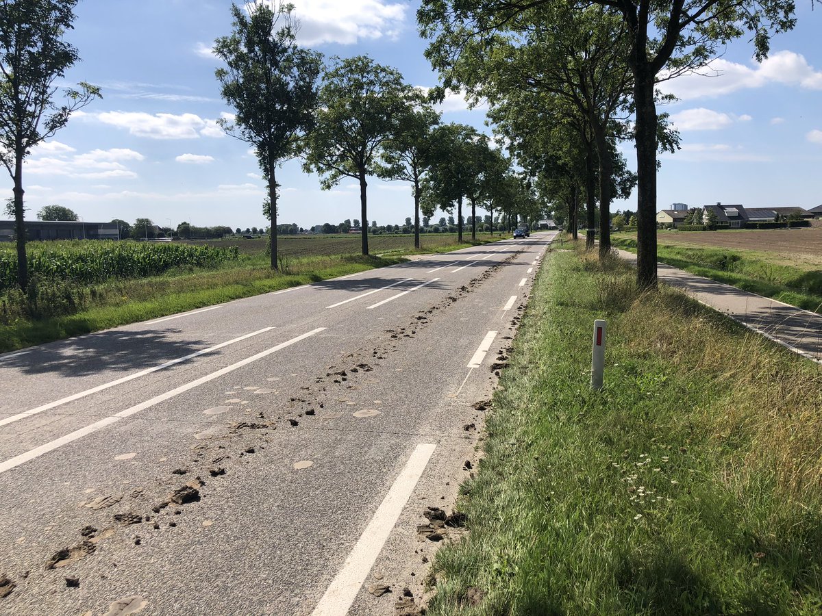WIS_Sven's tweet photo. 2de modder spoor van vandaag op de #N285. Hmp 8,6 t/m 8,5 links. Ivm het lekkere 🏍️ ☀️weer halen  we dit spoor ook gelijk van de weg 🧹voor de veiligheid van de 🏍️. @RWSverkeersinfo @Brabant https://t.co/3pGkjZvX8h