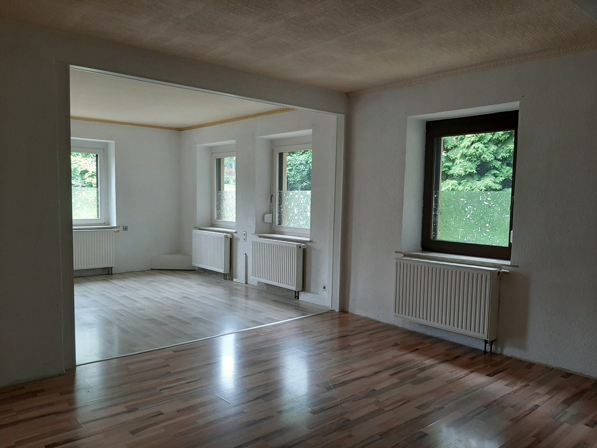 BOHOHV's tweet photo. Raus aufs Land? Wir haben ein großzügiges Einfamilienhaus bei Herrnhut und unweit vom Zinzendorf-Schloss zur Miete im Angebot. 250 m2 Wohnfläche für 1.150 EUR Kaltmiete:
 https://t.co/6Pc5HAgNTl https://t.co/A3lXM7WeqG