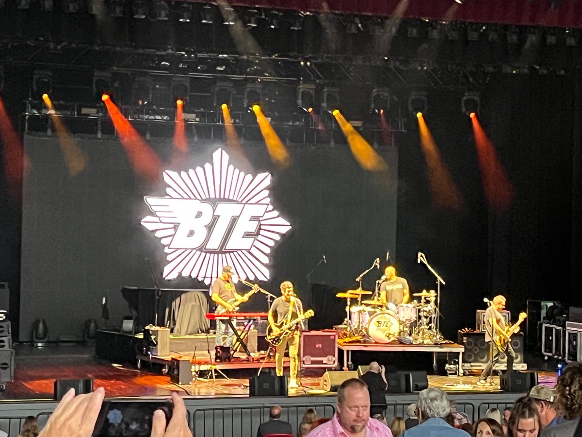 angnay01's tweet photo. Great show in Fort Wayne last night @train @betterthanezra https://t.co/vMh5Y5NdfV
