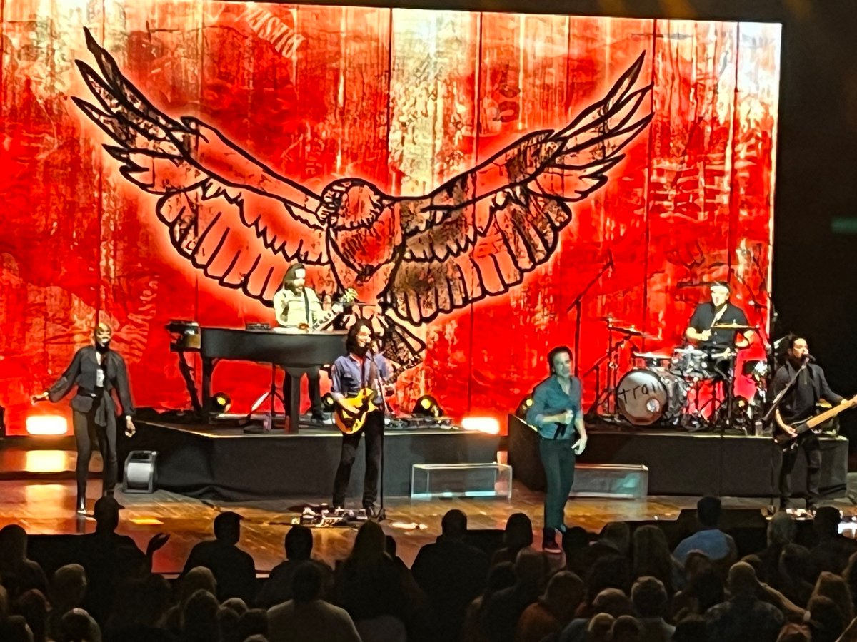 angnay01's tweet photo. Great show in Fort Wayne last night @train @betterthanezra https://t.co/vMh5Y5NdfV