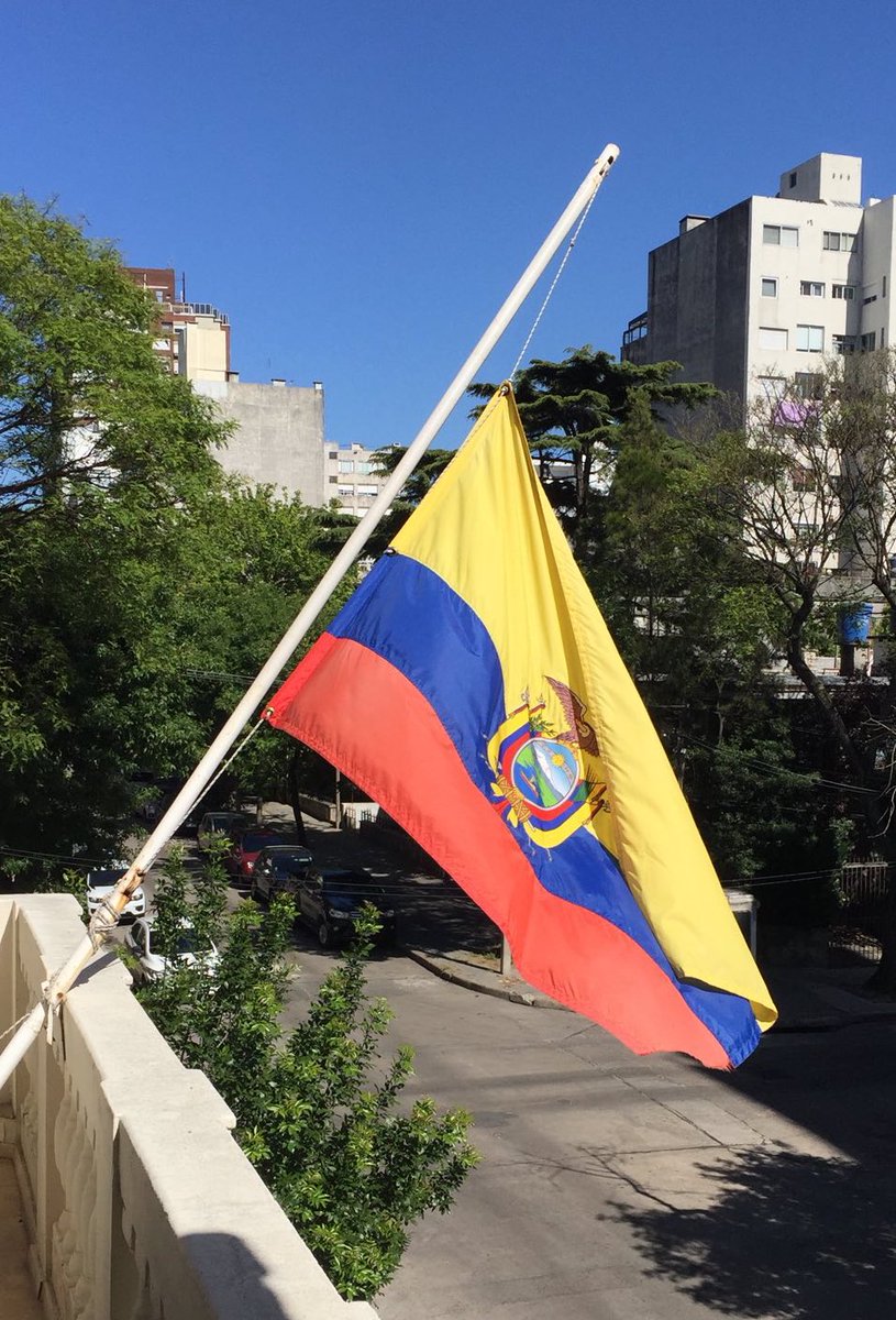aguschmer's tweet photo. Un 10 de agosto para no olvidarlo nunca. Si este es el Ecuador de hoy, imagínense el país que tendrán nuestros hijos, o nietos. Señores políticos, depongan posturas, marquen un mismo camino, déjense de huevadas y actúen. https://t.co/l8CZDbPZxB