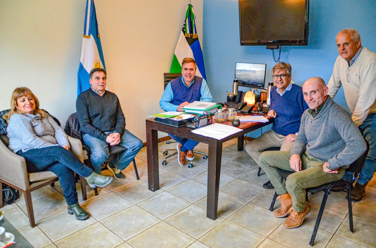 👉Comenzamos la mañana con una reunión de trabajo junto al ministro de Obras Públicas de la Provincia, <a href="/CarlosValeri_/">Carlos Valeri</a> ; el secretario de Obras Públicas, <a href="/aleecharren/">Alejandro Echarren</a>; la legisladora <a href="/adriana_agua/">Adriana del Agua</a> y el presidente del Concejo Deliberante, Fabián Rudolph.