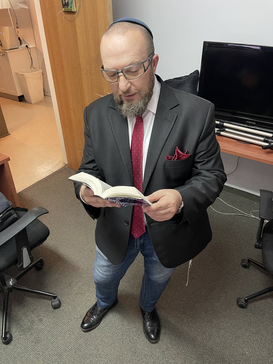 Goldamnun's tweet photo. — Слушай, привези чего-нибудь почитать по-беларусски, не могу найти ничего толкового.

— А что ты хочешь почитать? Конкретизируй.

— Ну, давай что-нибудь популярное, а. Бестселлер какой. 

— : https://t.co/zMHBZyFy4o