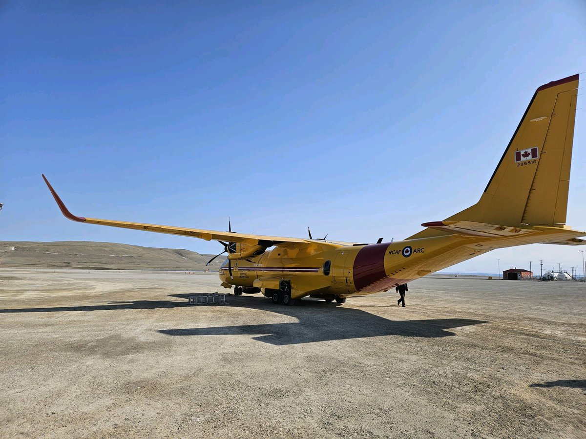AirbusDefence's tweet photo. #C295 for Canada 🇨🇦 has reached the next milestone: The #aircraft designated CC-295 'Kingfisher' for @RCAF_ARC operations completed the Polar Navigation test campaign, demonstrating its capability for search and rescue (SAR) missions in the Arctic. Read more about the C295 for Canada here: https://t.co/y7oMhDJ9Ku
📸: ©️ ADM(Mat)