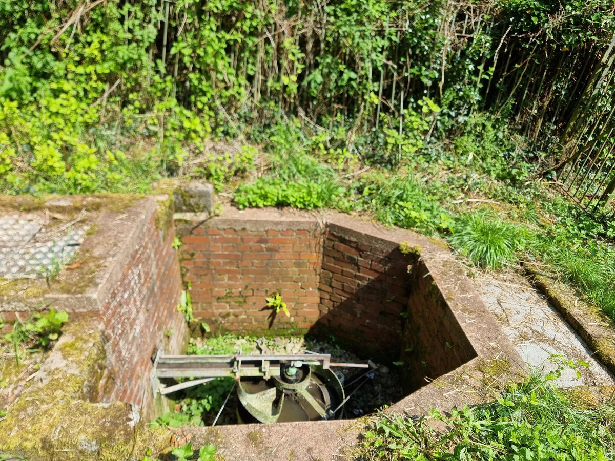 DDenny101's tweet photo. @PaulWhitewick any ideas what this is? Not far from a weir, assuming river related https://t.co/I6iVyzXi02