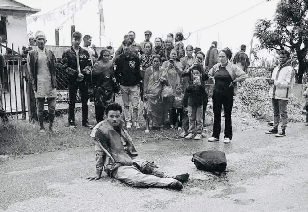 म सोच्दै छु , दोषी को !!

सहयोगको याचनासहित विश्वराज छटपटाइरहे, भिड फोटो खिच्दै रमिते । सडकै रगताम्मे हुने गरी रक्तस्राव भएका घाइतेको उद्धारको सट्टा प्रत्यक्षदर्शीहरू फोटो र भिडियो खिच्न व्यस्त, अस्पताल लैजान ढिलाइ हुँदा बाटोमै मृत्यु ॥
मानबता हराएको नेपाली समाज ।