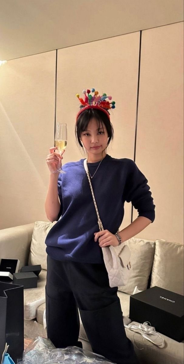 diajev's tweet photo. ㅤ

𝐢𝐥𝐲𝐭𝐡𝐢𝐚𝐧𝐞:

in order to celebrate my 25th birthday &amp; as a way of showing my gratitude for many good things that happened, i wanna share a little happiness with all of you. hit the retweet button to participate &amp; don’t forget to pray for the good of all of us! 🤍

ㅤ https://t.co/YQYWWBoGmj