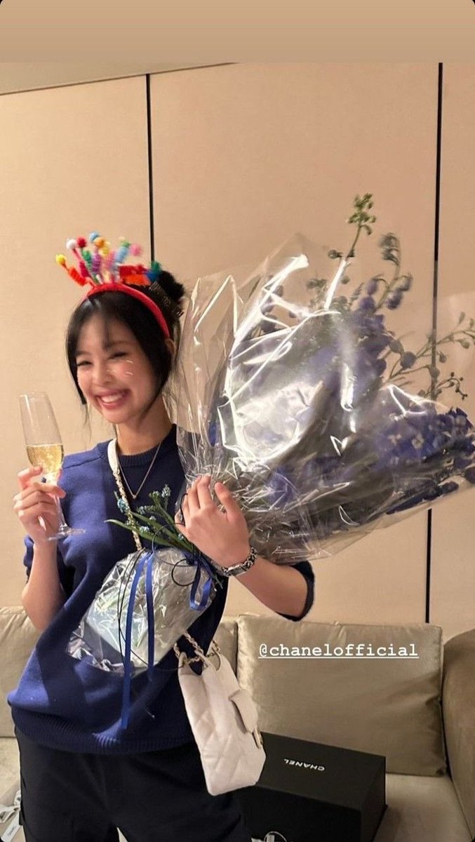 diajev's tweet photo. ㅤ

𝐢𝐥𝐲𝐭𝐡𝐢𝐚𝐧𝐞:

in order to celebrate my 25th birthday &amp; as a way of showing my gratitude for many good things that happened, i wanna share a little happiness with all of you. hit the retweet button to participate &amp; don’t forget to pray for the good of all of us! 🤍

ㅤ https://t.co/YQYWWBoGmj