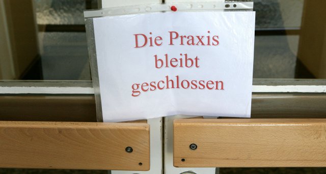 Dt_Aerzteblatt's tweet photo. Ärzteverbände starten Kampagne „Praxis in Not“:  Berlin – Der Virchowbund hat zusammen mit dem Spitzenverband Fachärzte Deutschlands (Spifa) und anderen eine Kampagne „Praxis in Not“ gestartet. „Die Situation in den… #PraxisinNot #Virchowbund #Spifa  https://t.co/S5PcuTYb3b https://t.co/myrcycgM7t