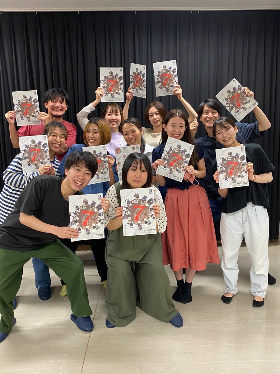 MICOSHICOMPLEX's tweet photo. 【 #7番目の 稽古場風景】
本日ついに紙のフライヤーが届きましたのでみんなでパシャリ📸
7がいっぱい並んでラッキーそうな写真です✨
ご予約受付中です!
https://t.co/vPZ9vWShuA
#MICOSHI https://t.co/yI2Mgir0vJ