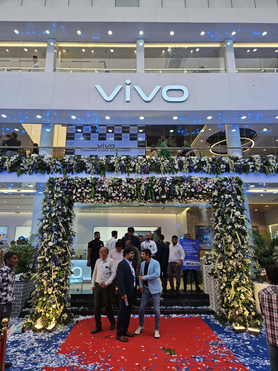🎉 @vivo_india has launched a unique flagship store in Ahmedabad, offering a fantastic range of cutting-edge smartphones and accessories. The experience is top-notch, making it a must-visit for all tech enthusiasts! 😍 
#VivoIndia #FlagshipStore #AmazingExperience #TechLovers