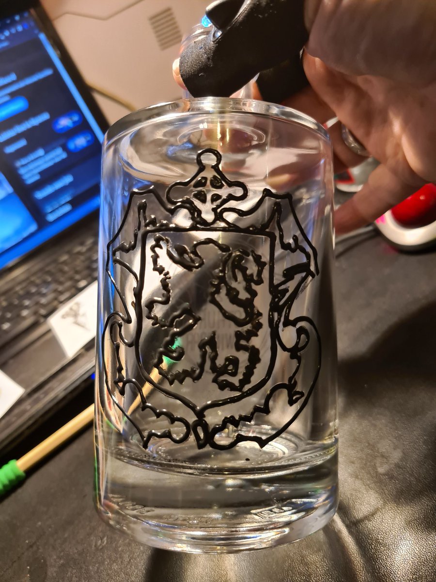 EngravingCrea's tweet photo. Contour is gedroogd. Alles nauwkeurig afgeplakt. Pasta aangebracht. Nu eventjes geduld voor t beste resultaat. 
#GlasEtsen https://t.co/0BPJS0gBaB