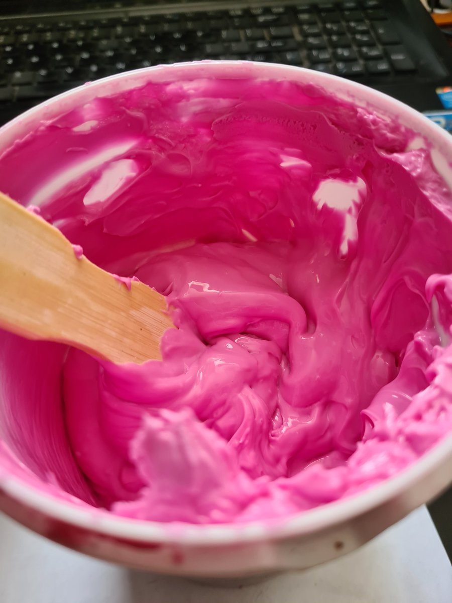 EngravingCrea's tweet photo. Contour is gedroogd. Alles nauwkeurig afgeplakt. Pasta aangebracht. Nu eventjes geduld voor t beste resultaat. 
#GlasEtsen https://t.co/0BPJS0gBaB