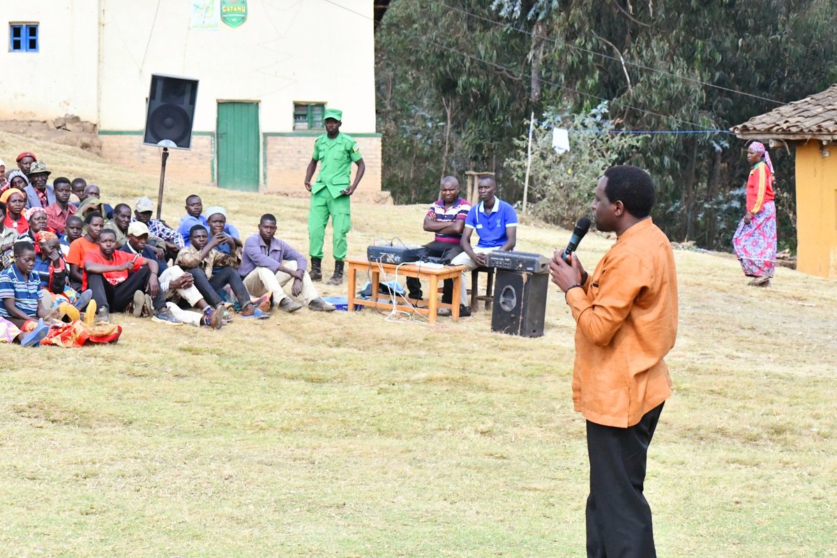 RwandaSouth's tweet photo. #Turakomeje: muri Gahunda y'iminsi 40 yo gukemura ibibazo by'Abaturage no kubegereza serivisi, Guverineri @AKayitesiAlice ari kumwe n'Umuyobozi w'Akarere ka @NyaruguruDistr ndetse n'inzego z'umutekano bari kumwe n'abaturage b'Umurenge wa #Busanze, #Kirarangombe bakemurira hamwe https://t.co/PcBvNp0LlZ