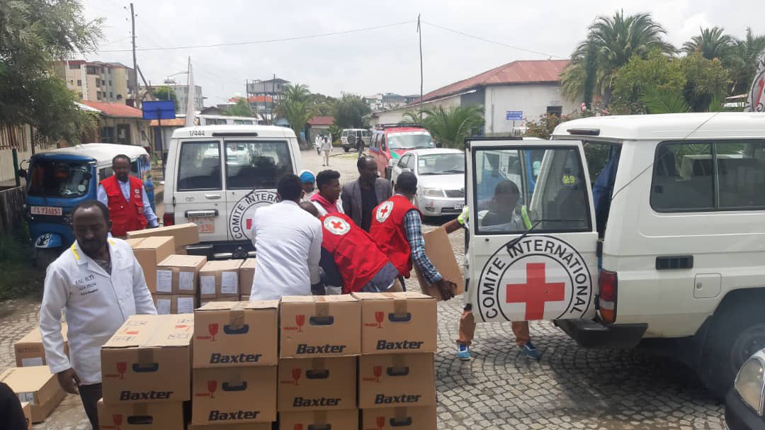 ICRCEthiopia's tweet photo. Since fighting broke out in #Amhara, health facilities have run out of supplies.

Today, @ICRC and @EthioRedCross delivered emergency medical supplies to treat the wounded and sick in Debre Berhan Comprehensive Specialized and University of Gondar Teaching and Referral hospitals. https://t.co/lPlUju0Wj8