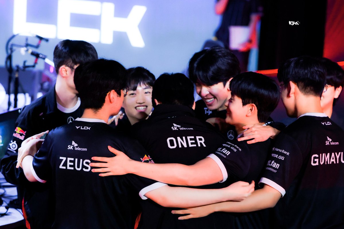 으으으으윽………….
민석이 표정 너무 행복해보여서 내가 더 행복해.. 같은 사진을 몇 분째 바라보는 행동…